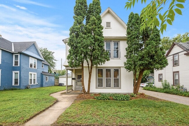 property at 918-18 1/2 18 1/2 Ave NE