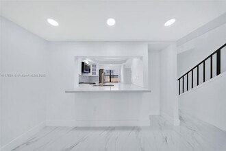 10136 NW 41st St in Doral, FL - Building Photo - Building Photo