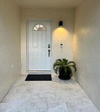 1303 Seagrape Cir in Weston, FL - Building Photo - Building Photo