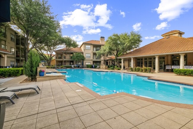 St Andrews at River Park Apartments in Arlington, TX - Building Photo - Building Photo