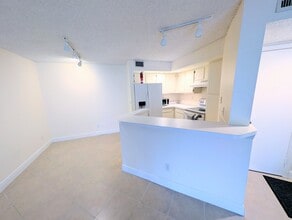 437 Vista Isles Dr, Unit 2216 in Plantation, FL - Building Photo - Building Photo