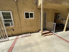 223 E Burbank Blvd, Unit 101 in Burbank, CA - Building Photo - Building Photo