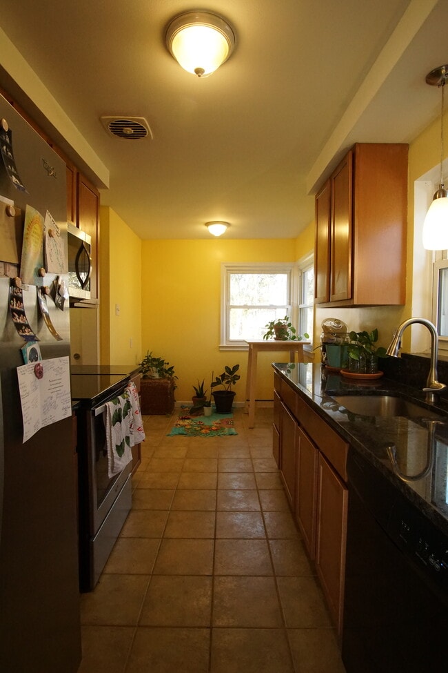 24330 Manistee St in Oak Park, MI - Building Photo - Building Photo