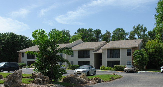 Seville Apartments in Ft. Myers, FL - Foto de edificio - Building Photo