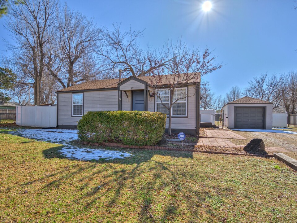 32 E 11th St in Edmond, OK - Building Photo