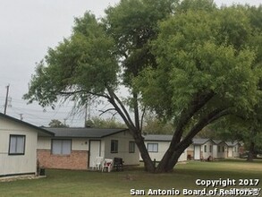 144 W Villaret Blvd in San Antonio, TX - Foto de edificio - Building Photo