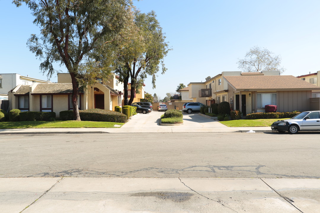 18722 Libra Cir in Huntington Beach, CA - Building Photo