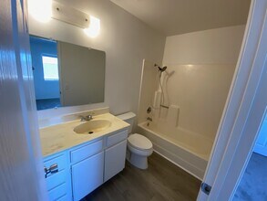 4265 Mesa Vista Way, Unit 523 in Oceanside, CA - Foto de edificio - Building Photo