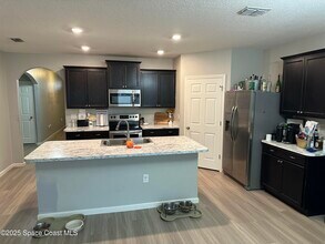 925 Newton Cir in Rockledge, FL - Foto de edificio - Building Photo