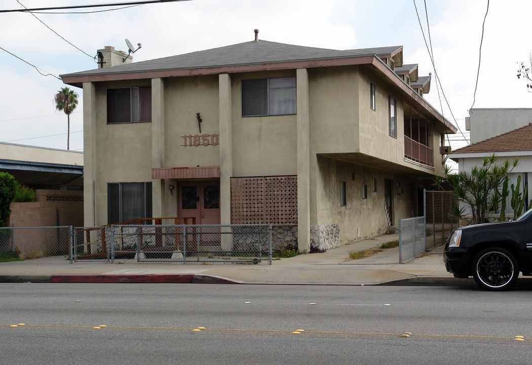 11850 Inglewood Ave in Hawthorne, CA - Building Photo