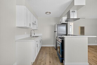 1036 St Louis Ave in Long Beach, CA - Building Photo - Building Photo