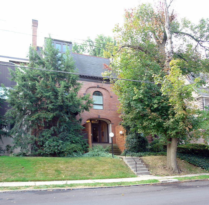 5922 Howe St in Pittsburgh, PA - Foto de edificio