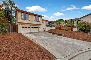 19 Elk Ct in Pacifica, CA - Building Photo