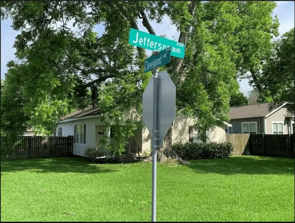 6501 Jefferson Blvd in Groves, TX - Building Photo