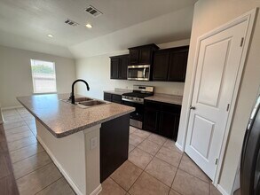 10354 Fort Crockett Trail in Crowley, TX - Foto de edificio - Building Photo