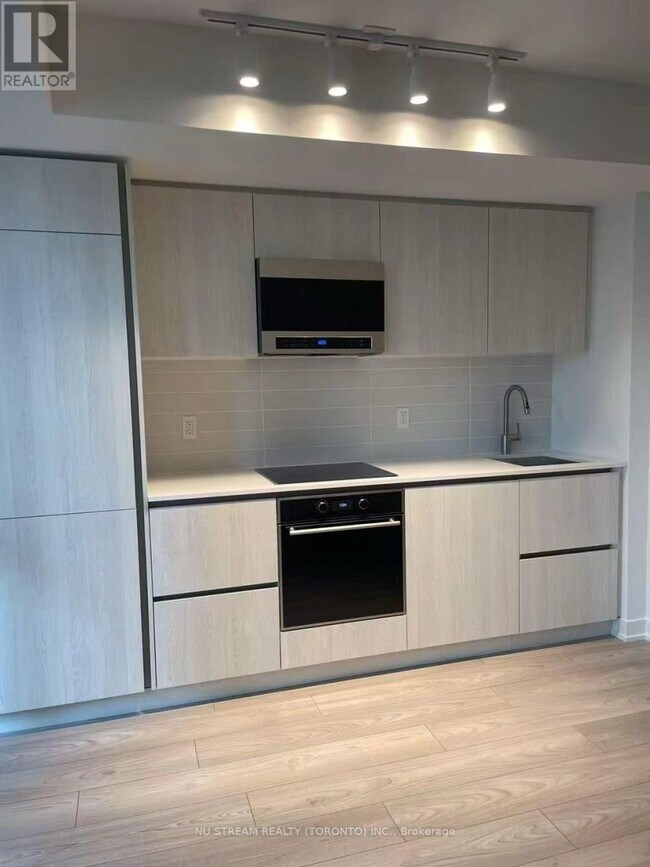 110 Broadway Ave in Toronto, ON - Building Photo - Building Photo