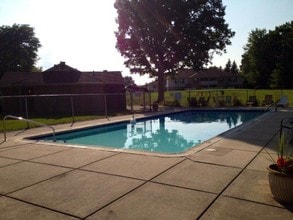 19570 Northridge Dr, Unit 45 in Northville, MI - Foto de edificio - Building Photo