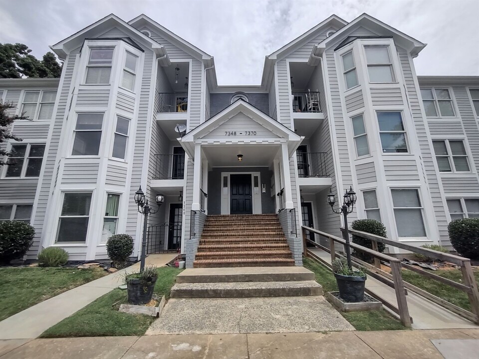 7366 Rose Terrace Ct in Charlotte, NC - Foto de edificio