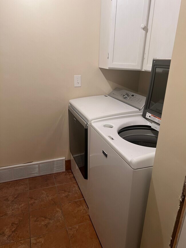 8146 Deer Run Way in South Weber, UT - Building Photo - Building Photo