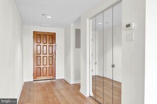 1530 Key Blvd in Arlington, VA - Building Photo