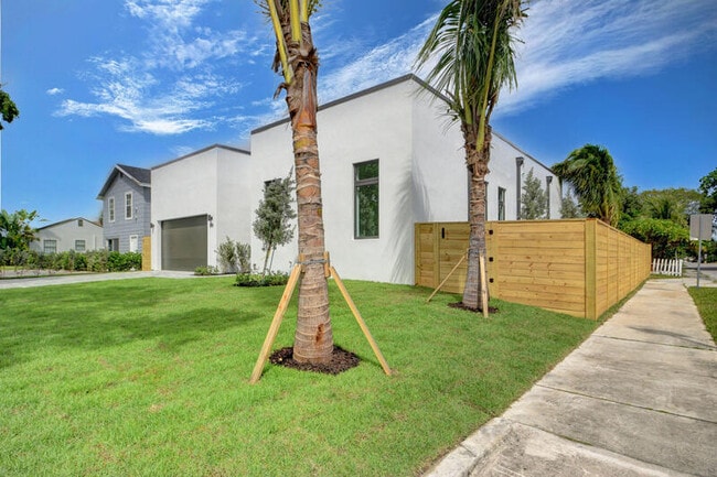 901 Upland Rd in West Palm Beach, FL - Building Photo - Building Photo