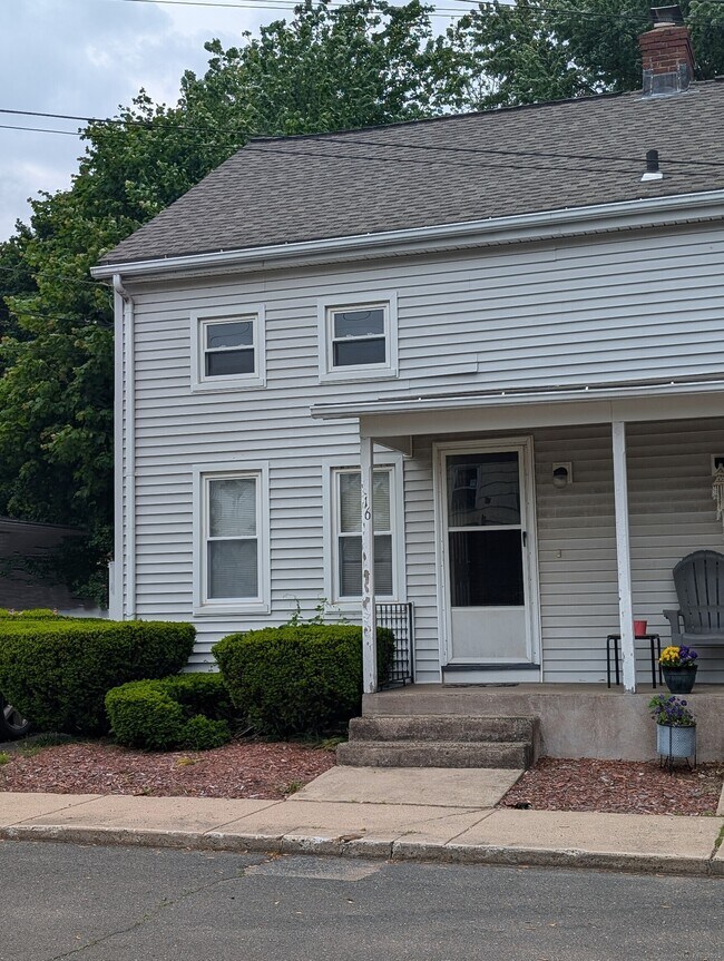 16 Maple St in East Windsor, CT - Building Photo - Building Photo