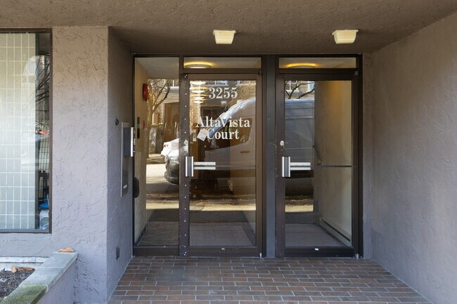 AltaVista Court in Vancouver, BC - Building Photo - Building Photo