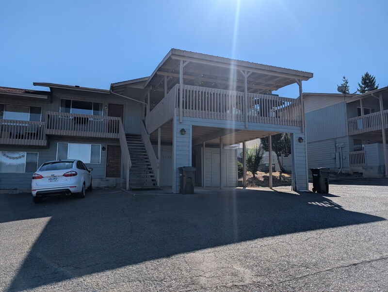 2953 W Lorraine Ave in Roseburg, OR - Building Photo