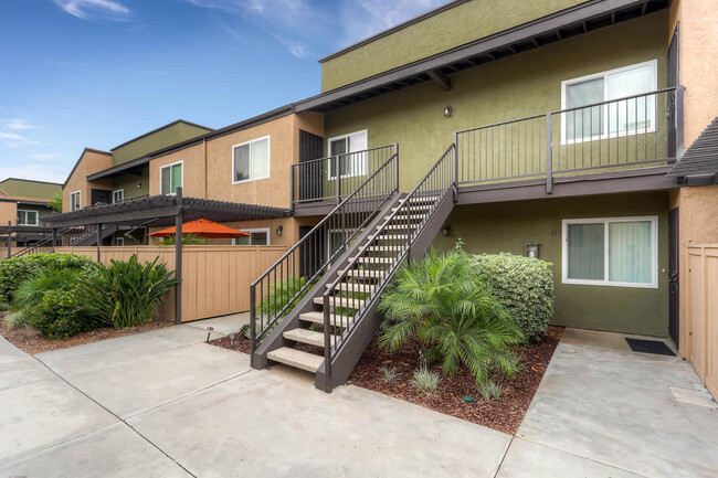 Midway Gardens Apartments in Escondido, CA - Foto de edificio - Building Photo