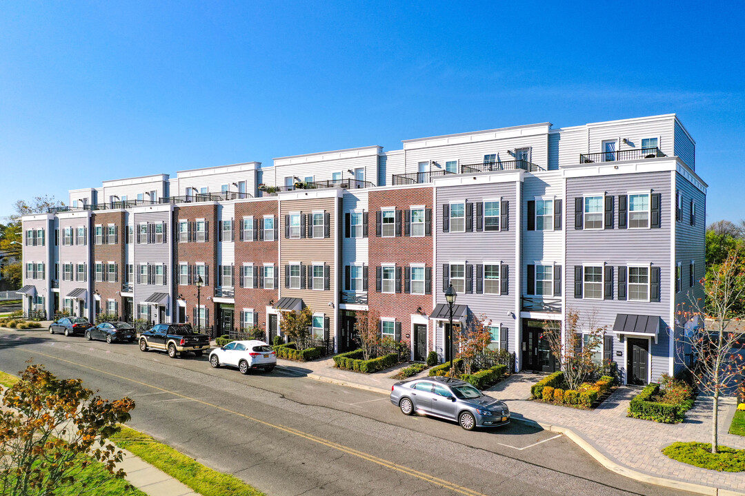 Greymore Flats in Bay Shore, NY - Building Photo