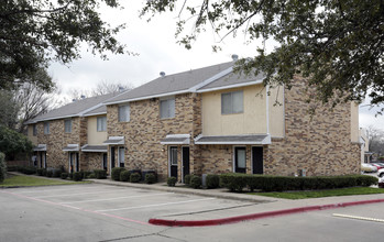 Highland Oaks in Duncanville, TX - Building Photo - Building Photo