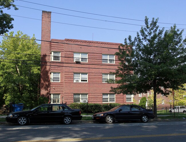 1400 Somerset Pl NW in Washington, DC - Foto de edificio - Building Photo