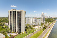 Atrium on the Bayshore in Tampa, FL - Foto de edificio - Building Photo