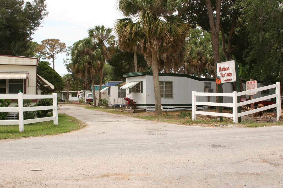 14300 Pine St in Hudson, FL - Foto de edificio