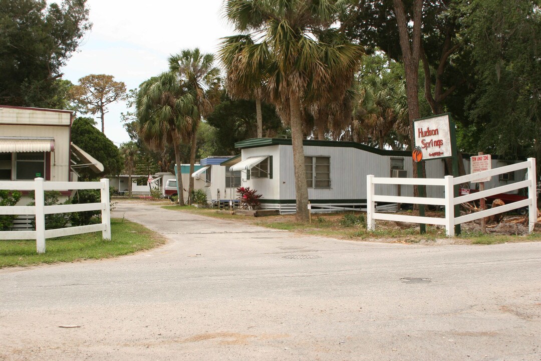 14300 Pine St in Hudson, FL - Building Photo