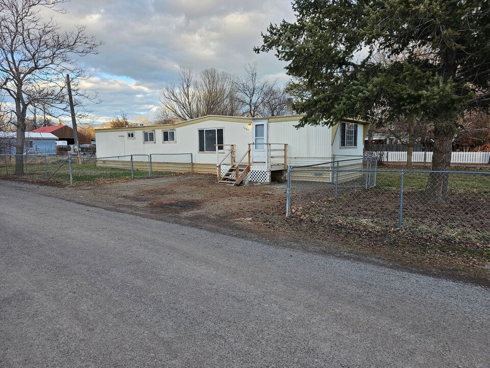 1227 N College St in Union, OR - Building Photo