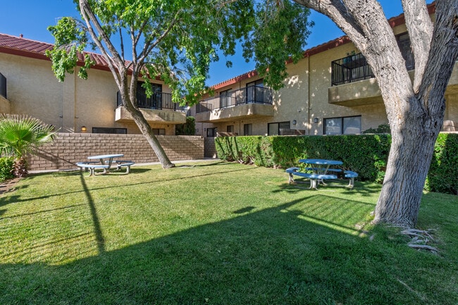Hacienda Court Apartments in Ridgecrest, CA - Foto de edificio - Building Photo