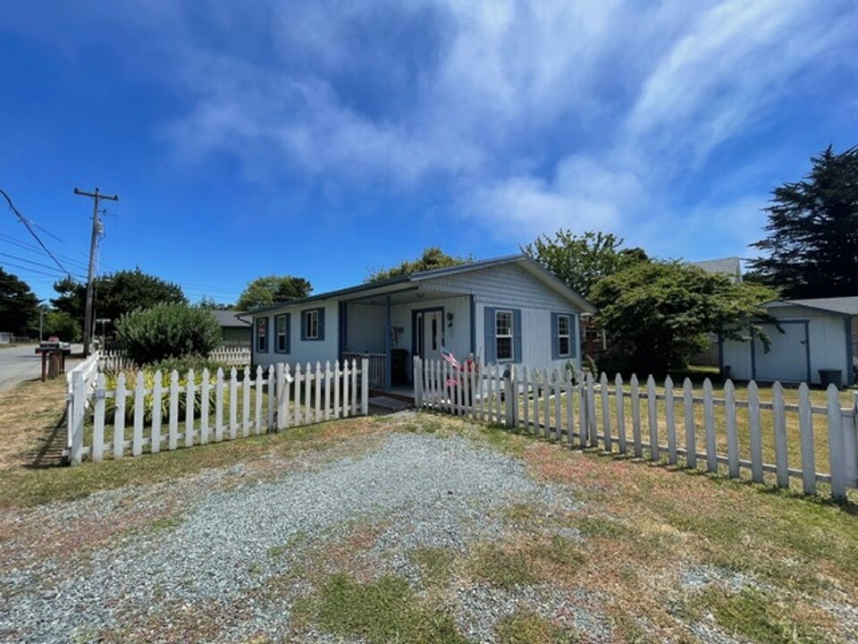 920 3rd St SE in Bandon, OR - Building Photo