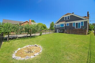 1112 Grand Ave, Unit A in Everett, WA - Building Photo - Building Photo