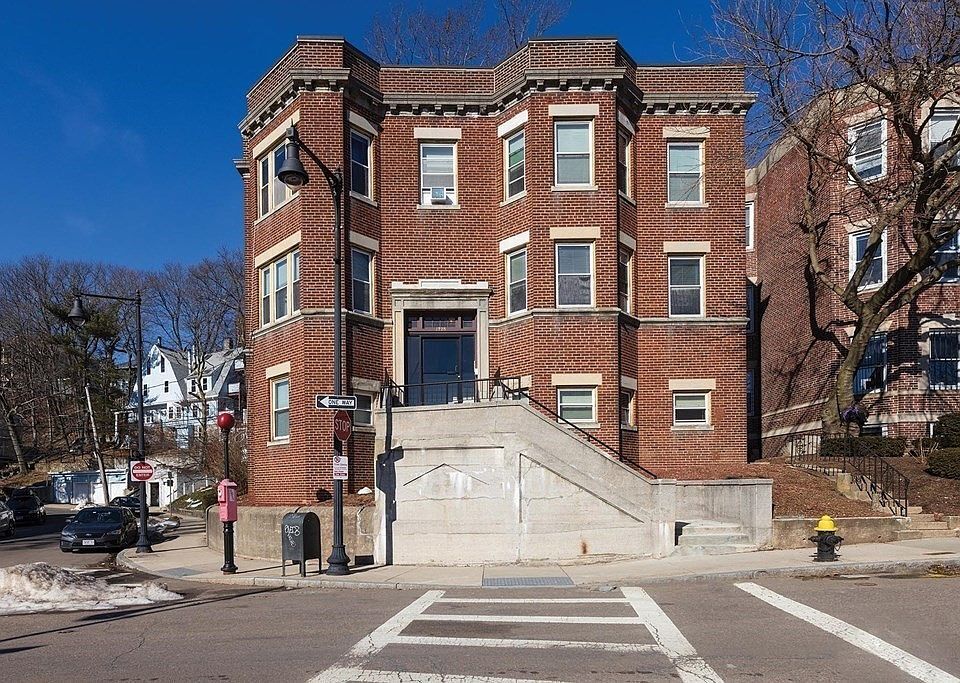 1725 Commonwealth Ave, Unit 3 in Newton, MA - Building Photo