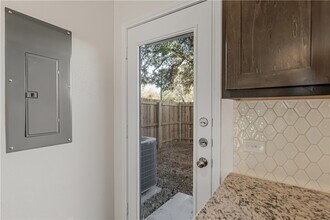 601 W 24th St, Unit 1 in Bryan, TX - Building Photo - Building Photo