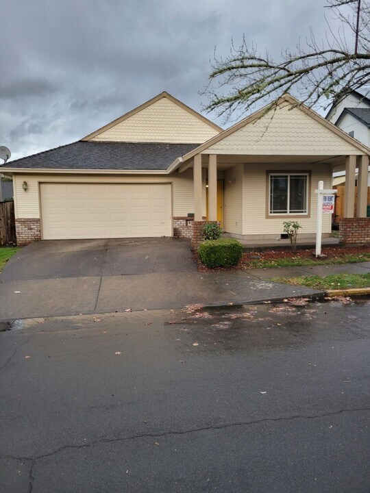 14877 SE Gilesford St in Clackamas, OR - Building Photo