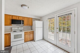 1581 Woodcrest Dr in Reston, VA - Building Photo - Building Photo