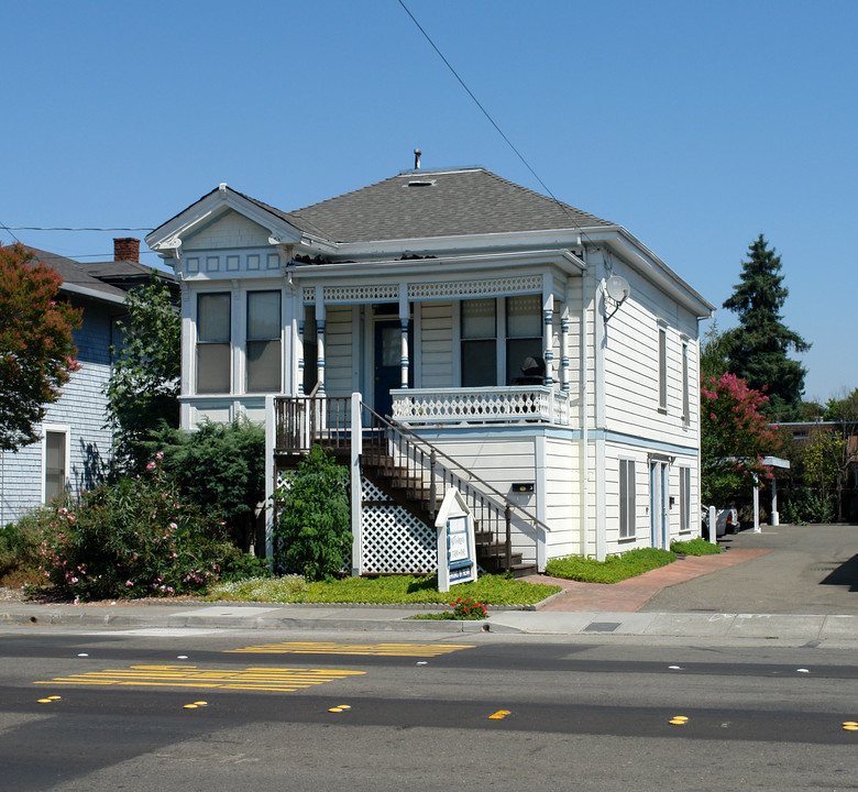 807 College Ave in Santa Rosa, CA - Building Photo