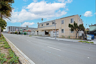 4114-4116 W Century Blvd in Inglewood, CA - Foto de edificio - Building Photo