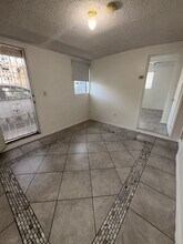 652 W 97th St in Los Angeles, CA - Foto de edificio - Building Photo