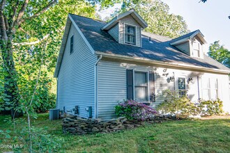 15 Longwood Dr in Clifton Park, NY - Building Photo - Building Photo