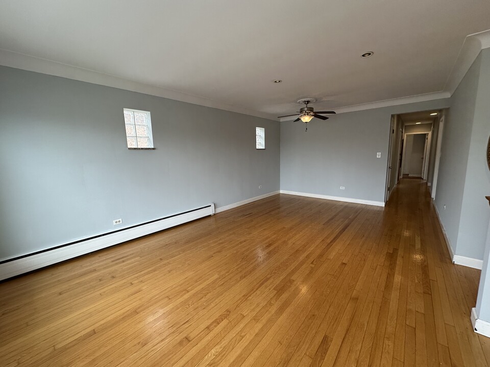 5754 W Montrose Ave, Unit A2 in Chicago, IL - Building Photo