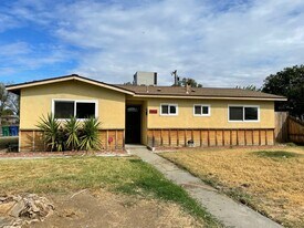 404 Lime Ave in Los Banos, CA - Building Photo