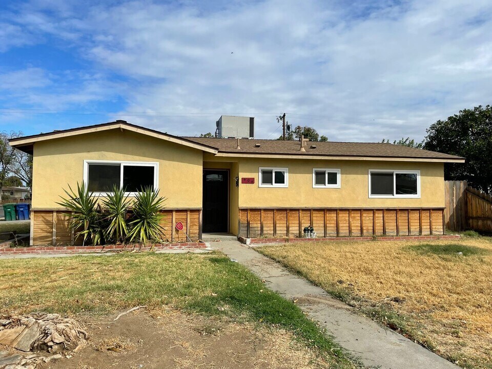 404 Lime Ave in Los Banos, CA - Building Photo